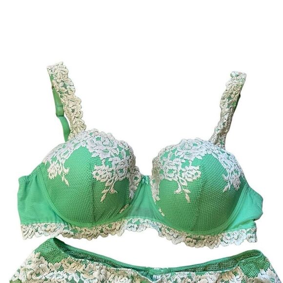 Intimissimmi green lace Pretty Flowers Sofia Balconette Bra and bottoms - Picture 2 of 8